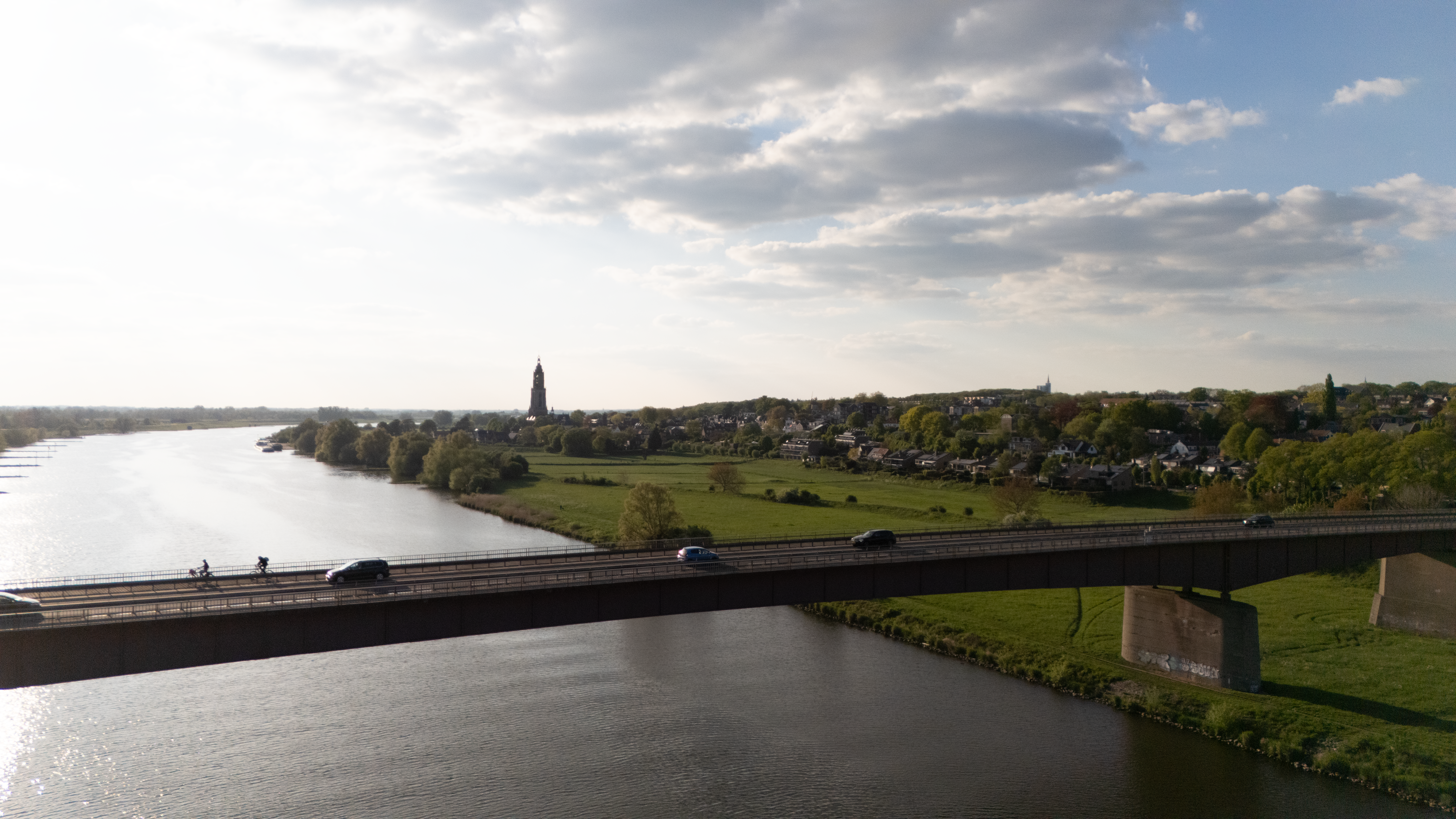rijnbrug in beeld met cunera op achtergrond